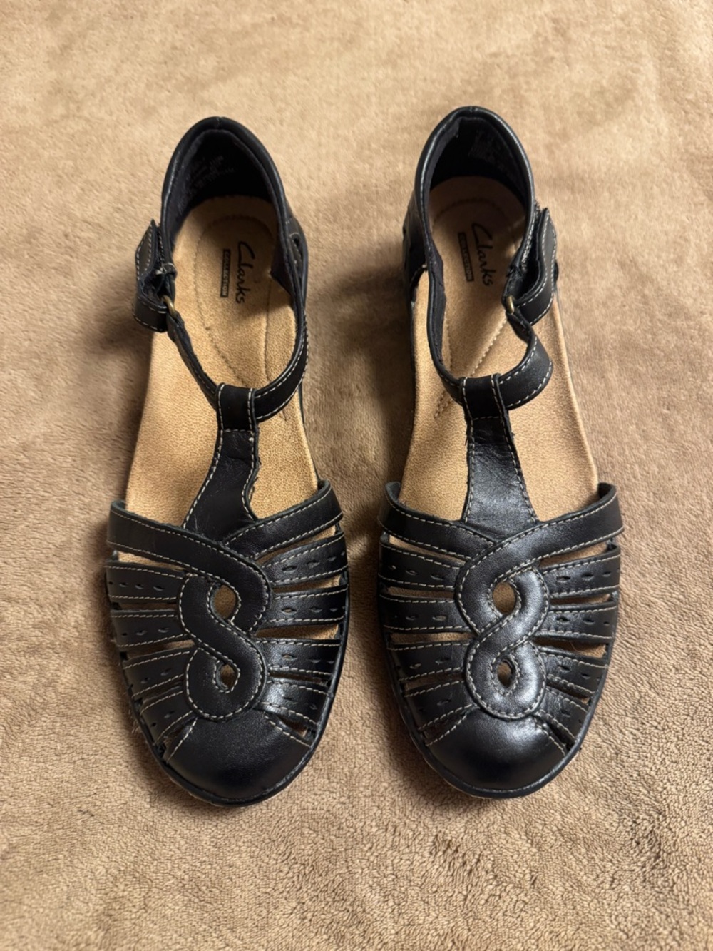 EUC Clarks Women's Black Leather T-Strap Sandals size 7.5